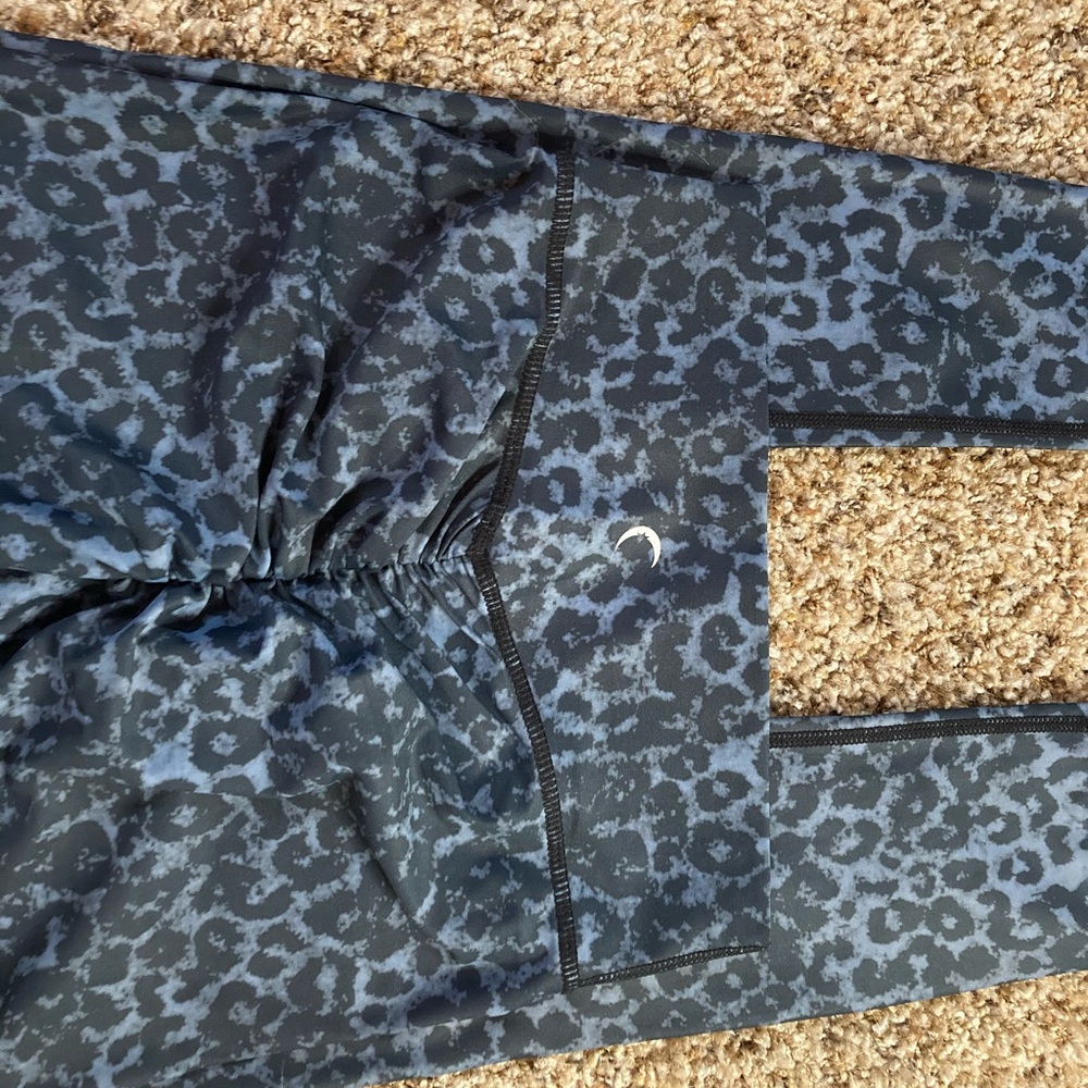 Zyia Stone Leopard Scrunchy Bum Leggings 7/8